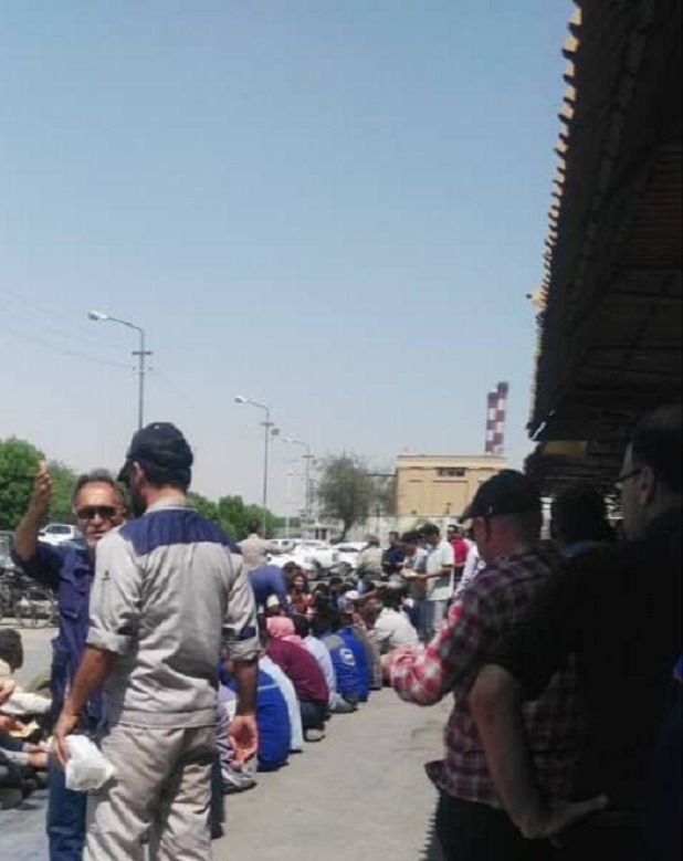 تجمع اعتراضی کارگران تعمیرات دستگاه های ثابت پالایشگاه آبادان