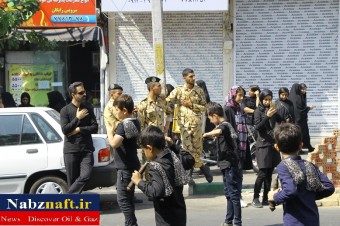 حضور سربازان ارتشی با لباس نظامی در مراسم روز عاشورا