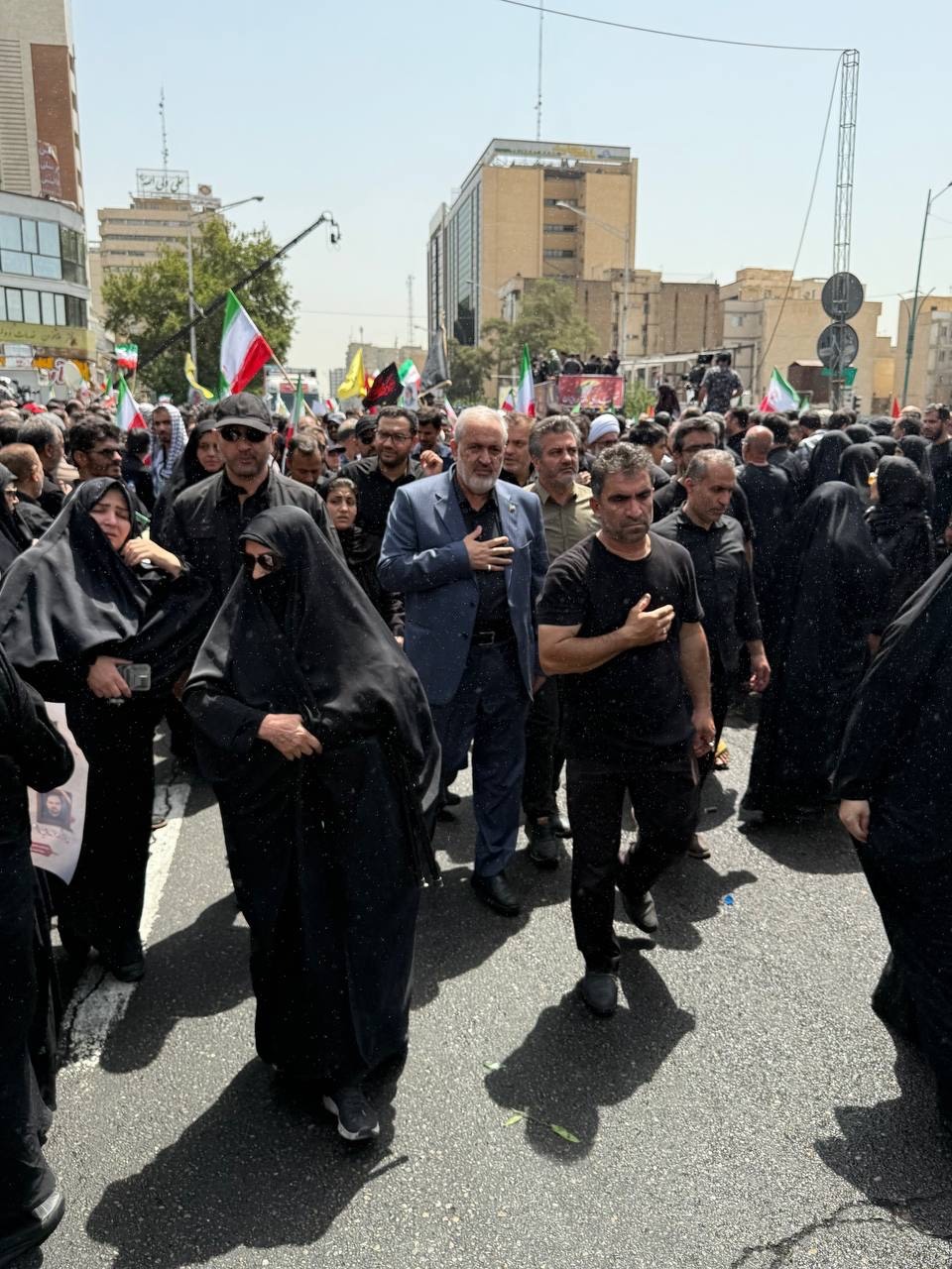حضور عباس علی آبادی، وزیر نیرو در مراسم باشکوه تشییع شهدای جنگ ۱۲ روزه در میدان انقلاب تهران