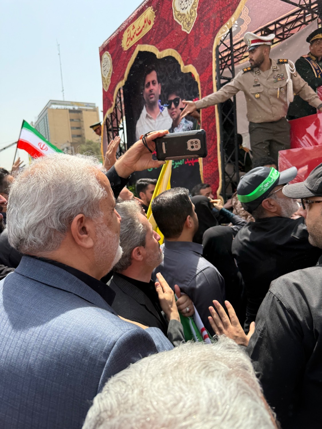 حضور عباس علی آبادی، وزیر نیرو در مراسم باشکوه تشییع شهدای جنگ ۱۲ روزه در میدان انقلاب تهران