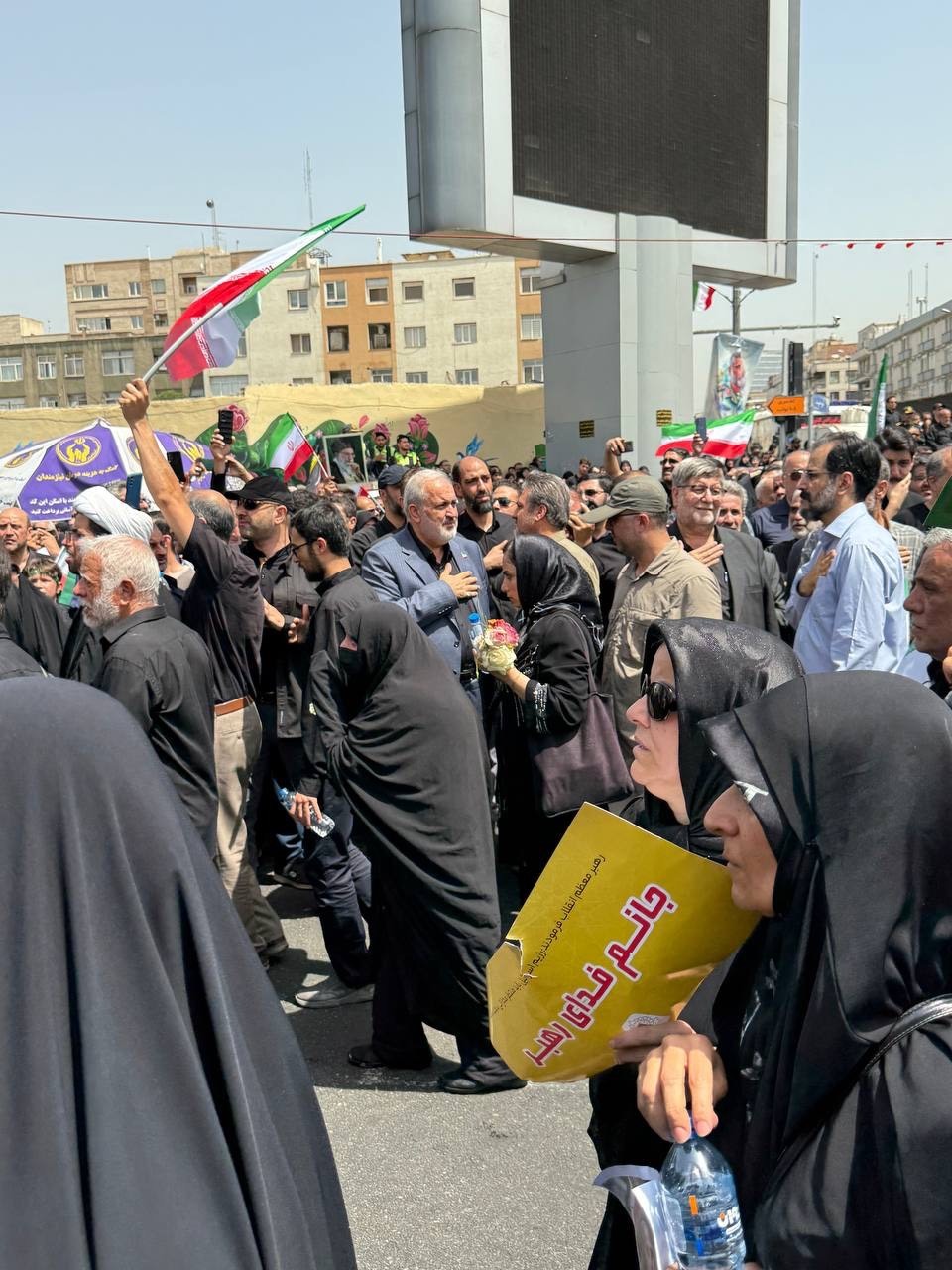 حضور عباس علی آبادی، وزیر نیرو در مراسم باشکوه تشییع شهدای جنگ ۱۲ روزه در میدان انقلاب تهران