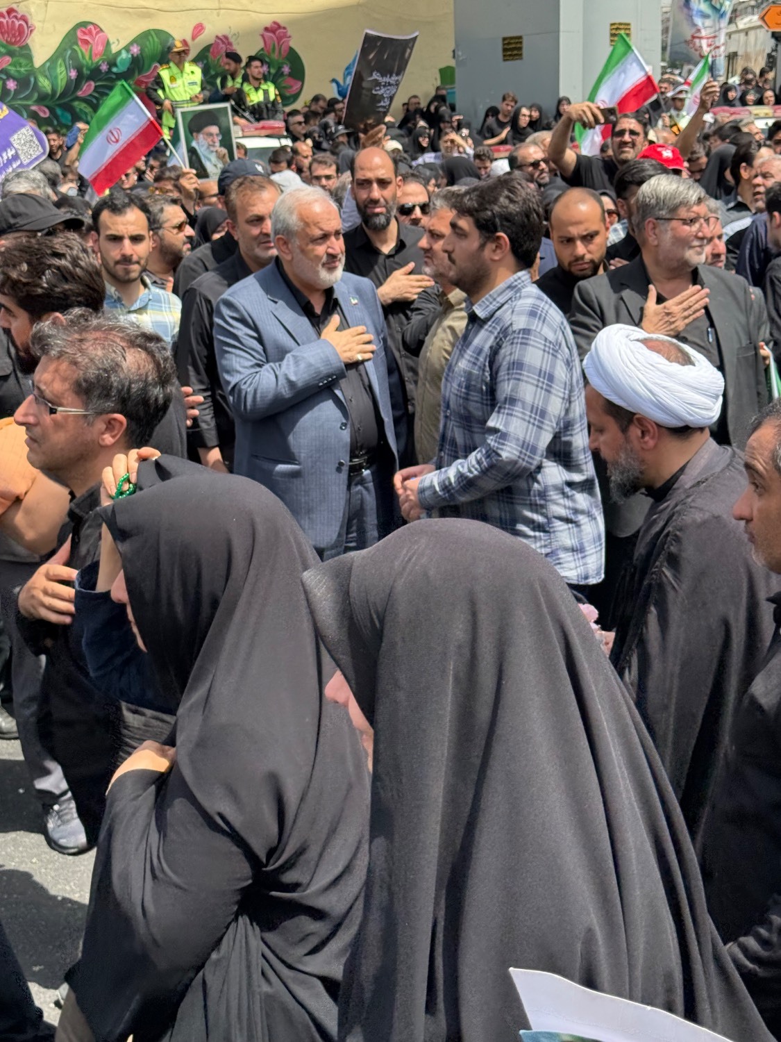 حضور عباس علی آبادی، وزیر نیرو در مراسم باشکوه تشییع شهدای جنگ ۱۲ روزه در میدان انقلاب تهران